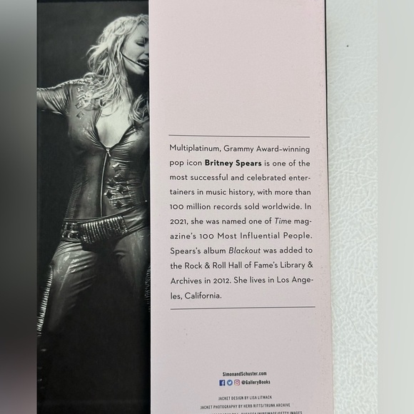 ✨ Britney Spears The Woman in Me book - Picture 7 of 8